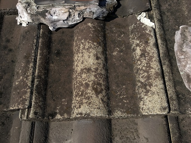 雨漏りの原因となっているモニエル瓦